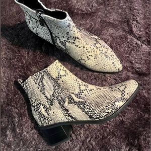 BLONDO Waterproof Faux Snakeskin Booties Size 9 - LIKE NEW